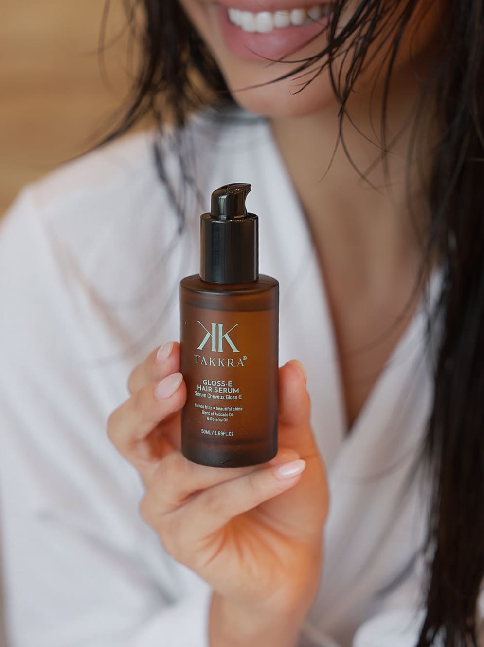 Holding the Takkra hair serum