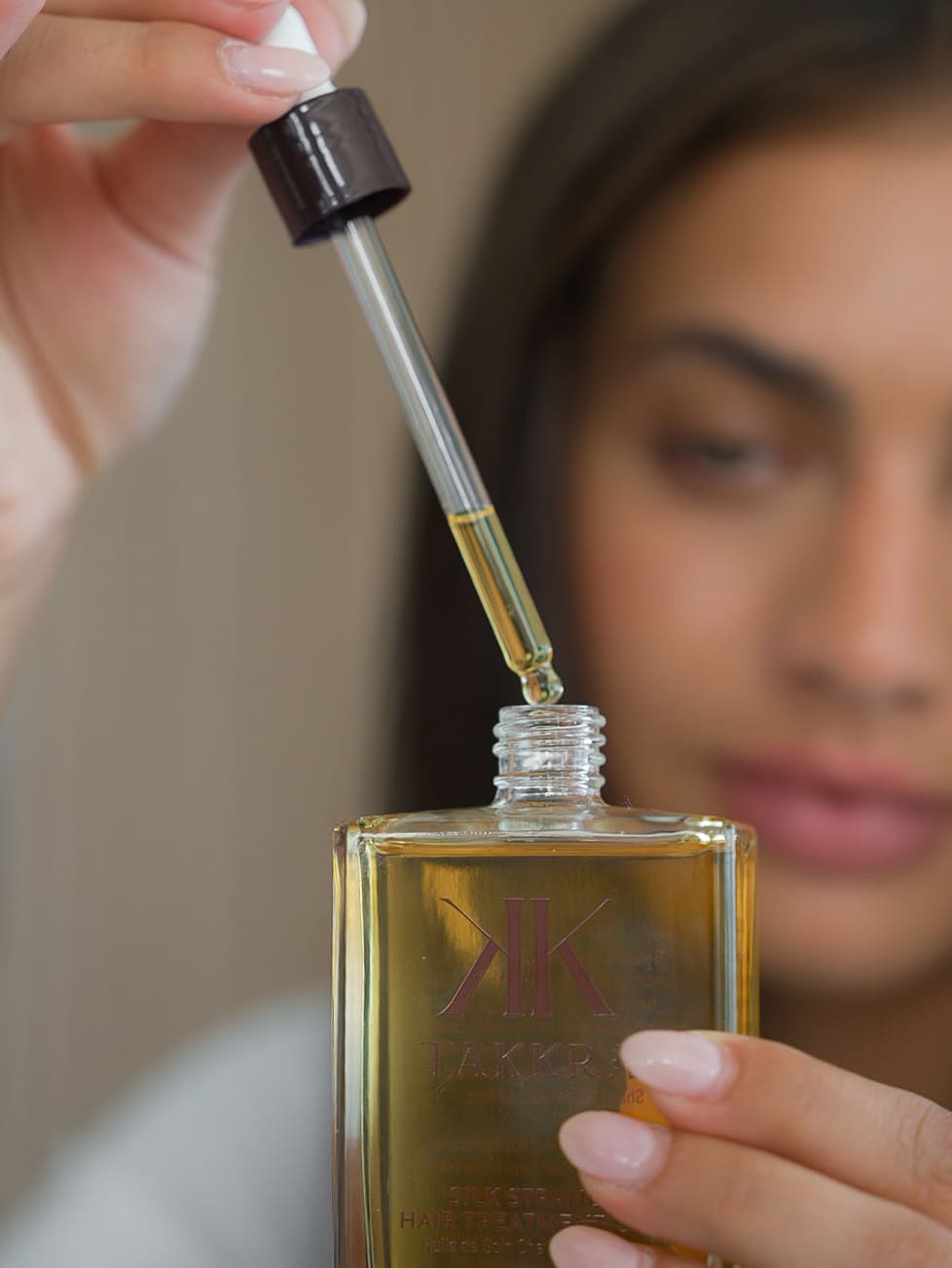 Using the Takkra hair oil